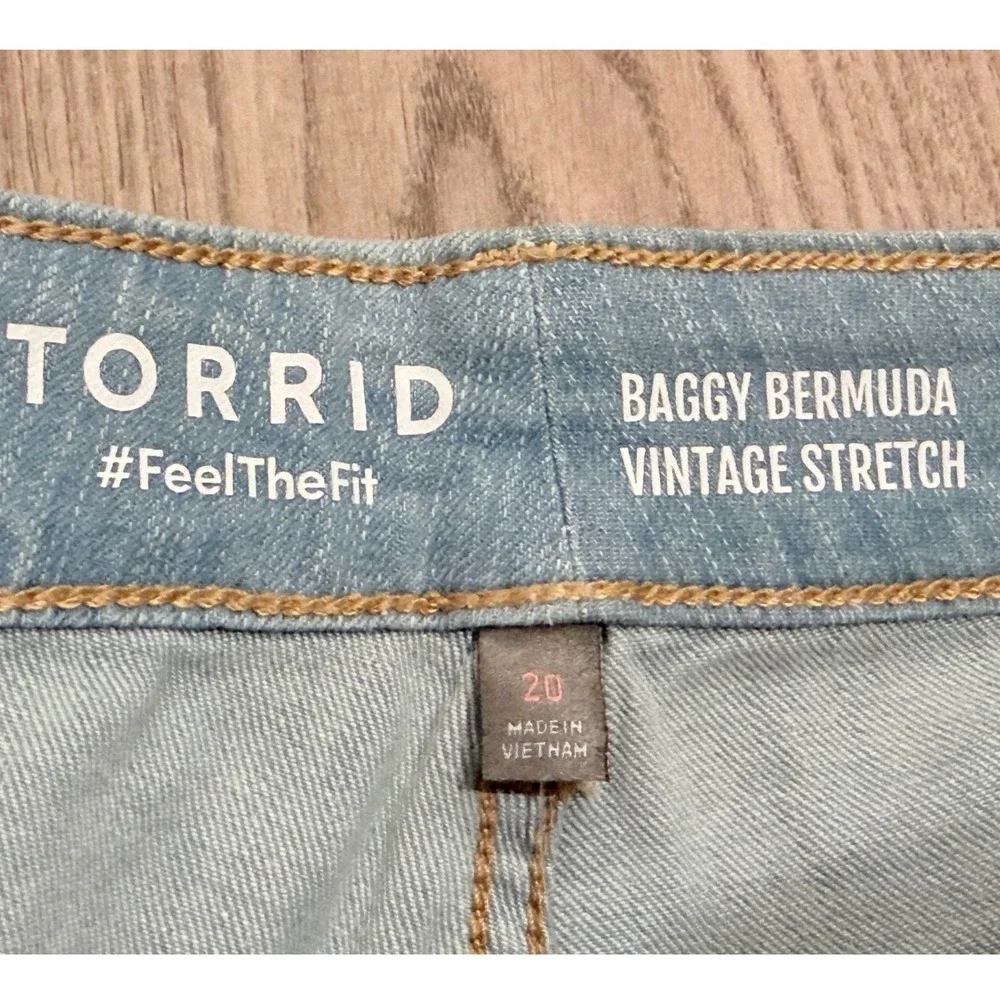 Torrid NEW Baggy Bermuda Shorts Womens 20 Light Wash Vintage Stretch Raw Hem